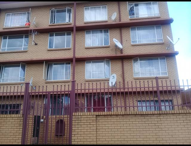 2 BEDROOM FLAT FOR SALE IN PRETORIA GARDENS